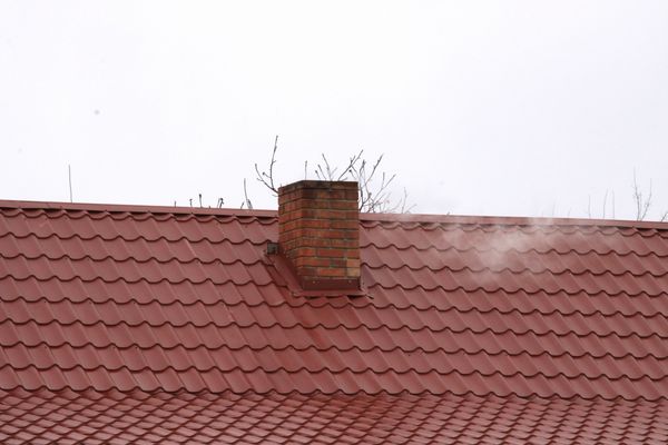 Дымоход на крыше из металлочерепицы